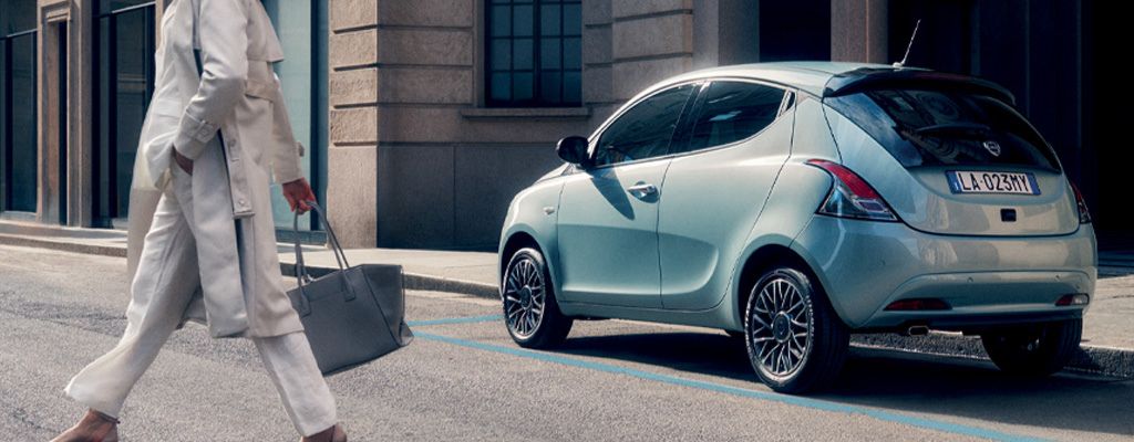 lancia ypsilon oro hybrid da spazio ad alba e bra